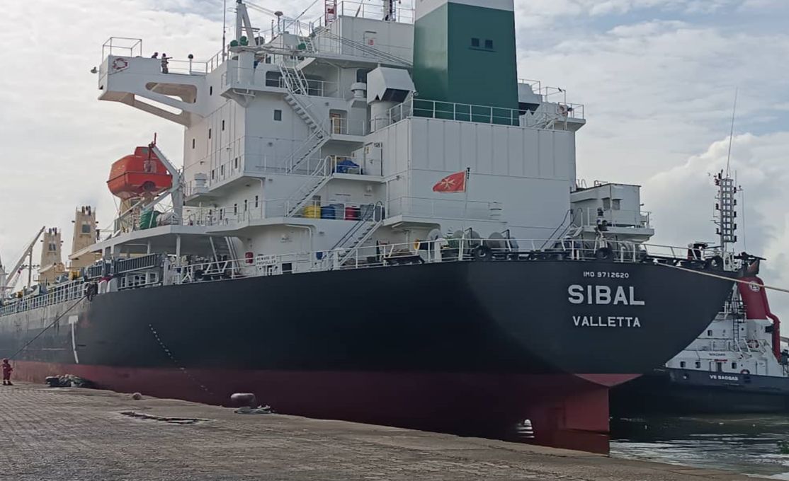 Manutention au port d'abidjan, debarquement d'une turbine