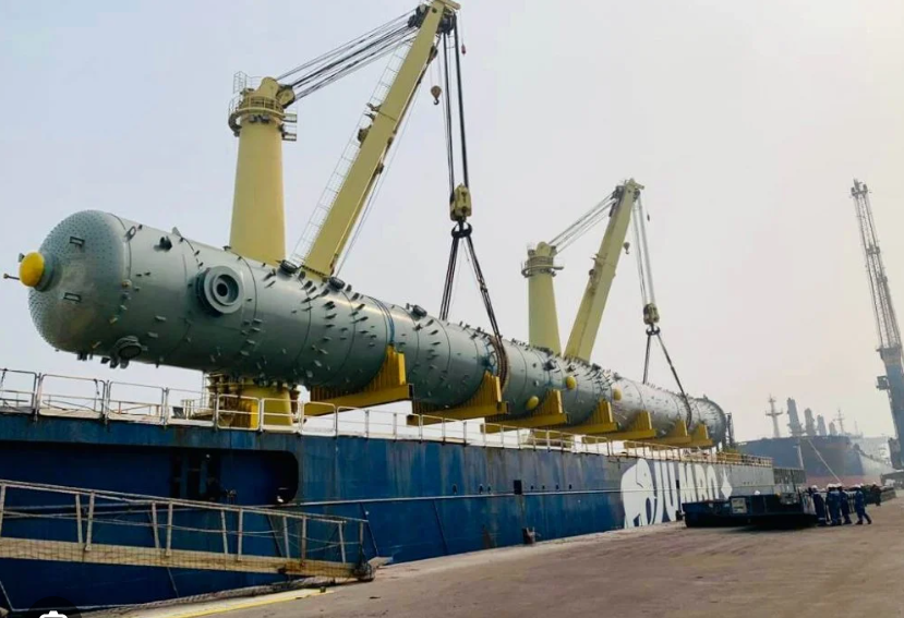Manutention au port d'abidjan, debarquement d'une turbine